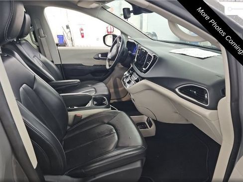 Used 2023 Chrysler Pacifica Touring-L FWD image 4