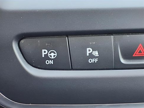 Used 2023 Jeep Cherokee Altitude Lux image 14