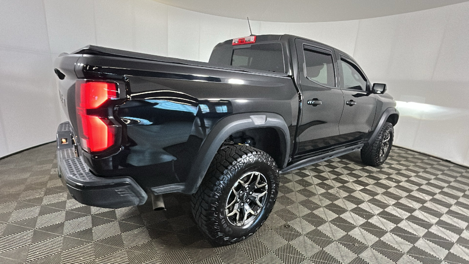 Used 2024 Chevrolet Colorado ZR2 w/ ZR2 Convenience Package III AWD/4WD image 3