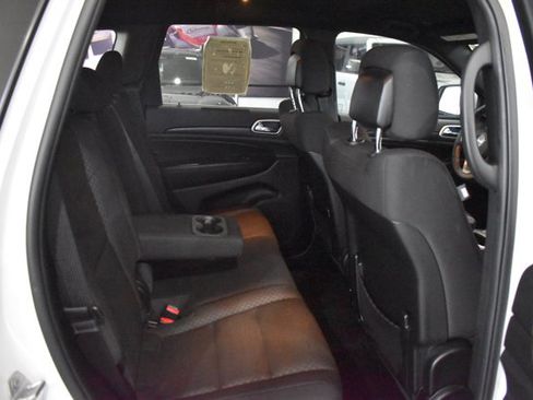 Used 2018 Jeep Grand Cherokee Laredo AWD/4WD image 32