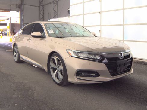 Used 2018 Honda Accord Touring image 4