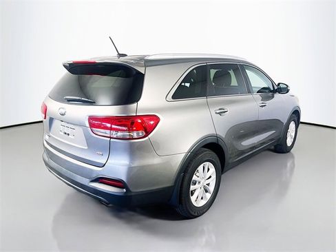 Used 2017 Kia Sorento LX image 7