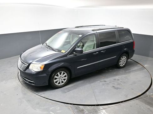 Used 2013 Chrysler Town & Country Touring image 43