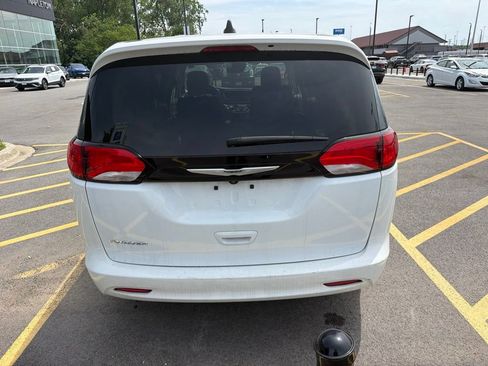 Used 2023 Chrysler Voyager LX FWD image 5