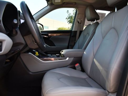 Used 2023 Toyota Highlander Limited image 14