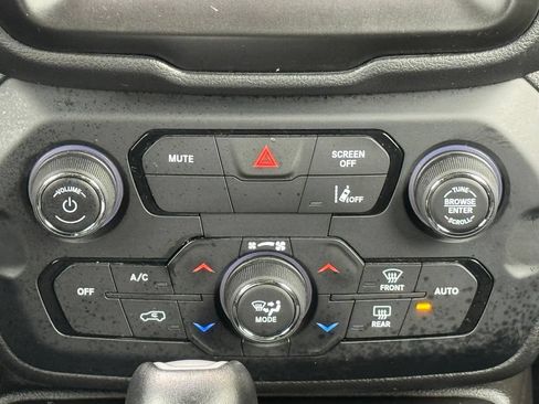Used 2023 Jeep Renegade Latitude AWD/4WD image 21