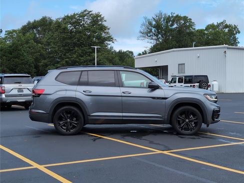 Used 2023 Volkswagen Atlas SEL R-Line AWD/4WD image 8