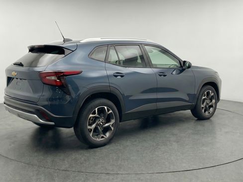 Used 2025 Chevrolet Trax LT FWD image 9