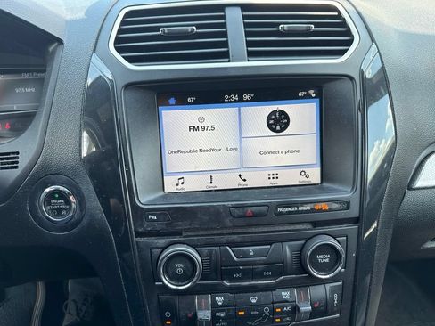 Used 2017 Ford Explorer XLT w/ Equipment Group 202A FWD image 6