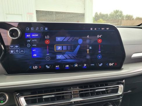 Used 2024 Chevrolet Traverse LT FWD image 21