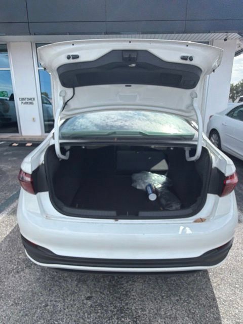 Used 2025 Volkswagen Jetta SE FWD image 4