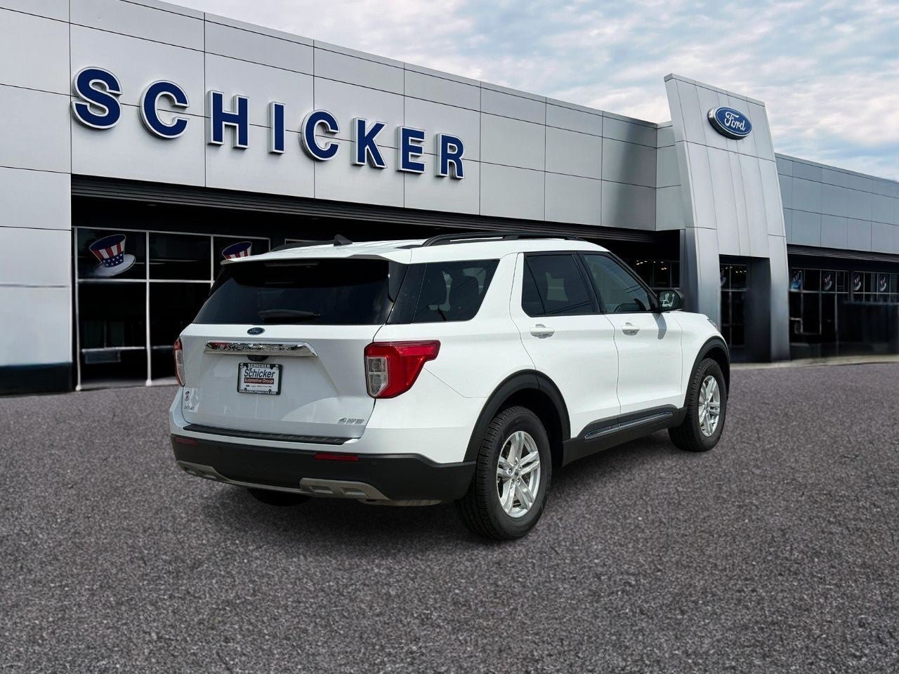 Used 2021 Ford Explorer XLT w/ Equipment Group 202A AWD/4WD image 2