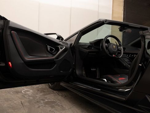 Used 2020 Lamborghini Huracan EVO image 14