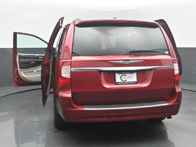 Used 2016 Chrysler Town & Country Touring w/ Driver Convenience Group FWD image 53