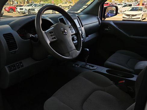 Used 2020 Nissan Frontier SV image 5