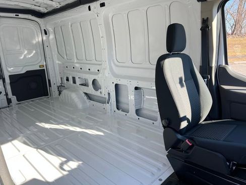 Used 2025 Ford E-Transit 148 Medium Roof image 35
