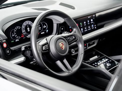Used 2024 Porsche Cayenne image 9