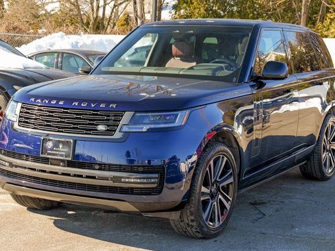 Used 2023 Land Rover Range Rover SE image 3