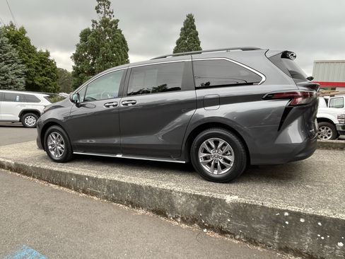 Certified 2025 Toyota Sienna XLE FWD image 5