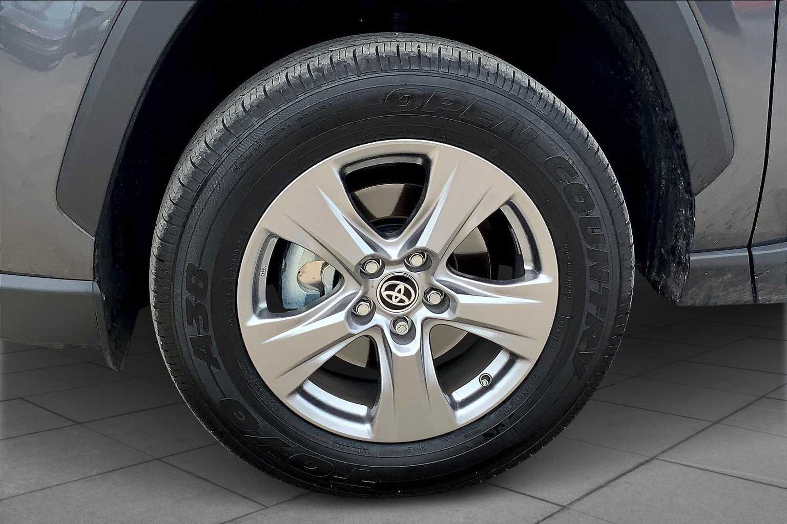 Used 2025 Toyota RAV4 LE AWD/4WD image 11