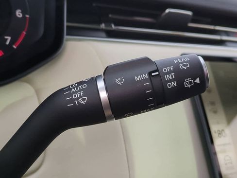 Certified 2024 Land Rover Range Rover SE image 26