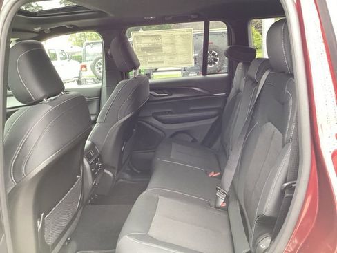 New 2025 Jeep Grand Cherokee Laredo w/ Luxury Tech Group I image 22