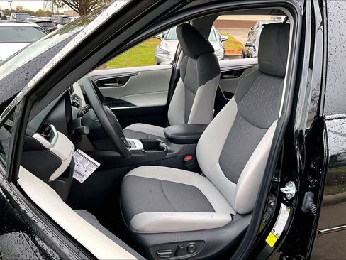Used 2025 Toyota RAV4 XLE image 6