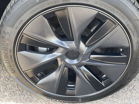 Used 2025 Tesla Model Y Long Range image 10