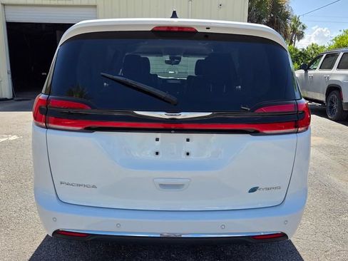 Used 2023 Chrysler Pacifica Touring-L FWD image 6