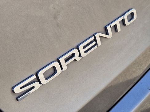 Used 2018 Kia Sorento LX image 15