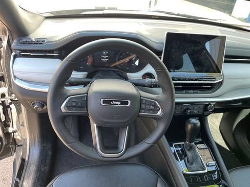 Used 2025 Jeep Compass Limited AWD/4WD image 13