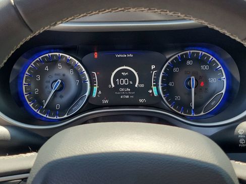 Used 2024 Chrysler Pacifica Touring-L image 27