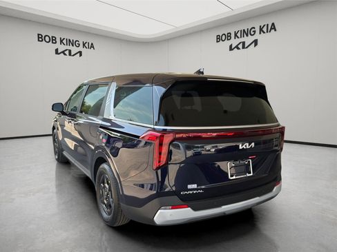 New 2026 Kia Carnival FWD image 3