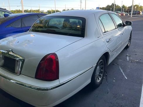 Used 2002 Lincoln Town Car Signature RWD image 6