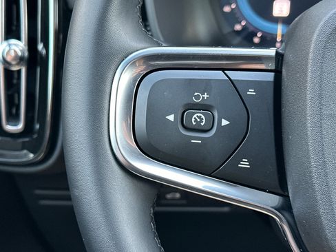 Used 2025 Volvo XC40 B5 Plus image 29