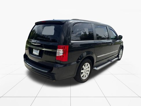 Used 2013 Chrysler Town & Country Touring FWD image 8