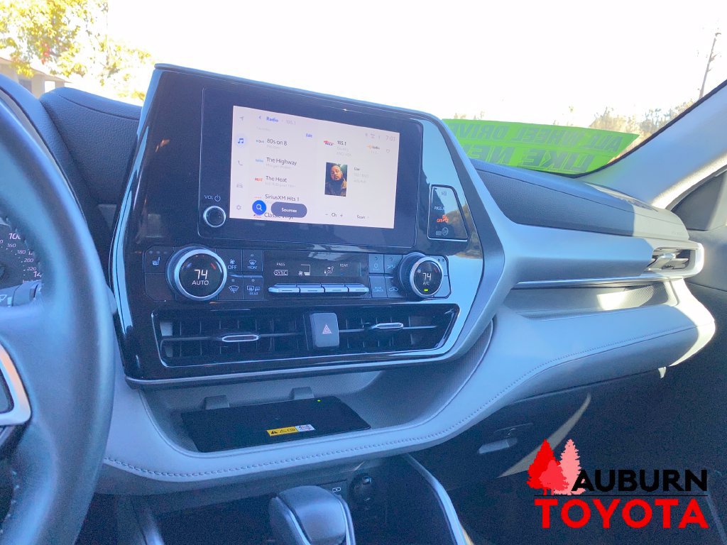 Used 2024 Toyota Highlander XLE AWD/4WD image 17