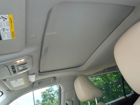 Used 2021 Toyota Highlander XLE AWD/4WD image 13