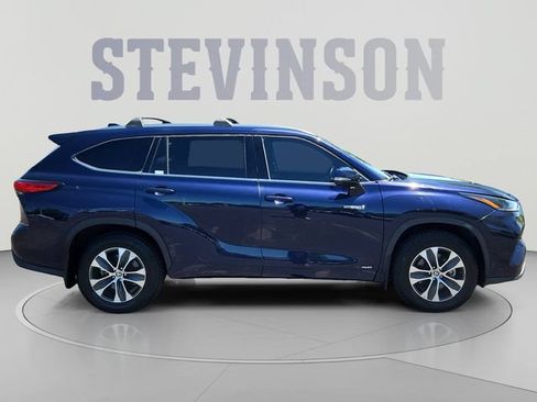 Used 2021 Toyota Highlander XLE AWD/4WD image 6
