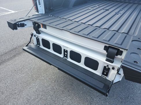 Used 2025 GMC Sierra 2500 AT4 w/ AT4 Premium Plus Package AWD/4WD image 8