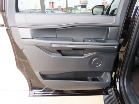 Used 2022 Ford Expedition Max XLT image 19