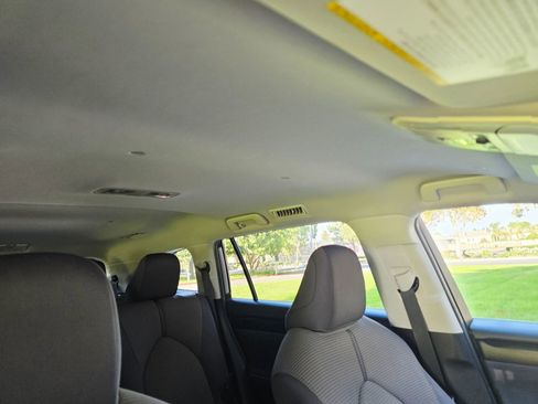 Used 2020 Toyota Highlander LE FWD image 27
