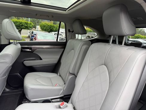 Used 2022 Toyota Highlander Platinum AWD/4WD image 31