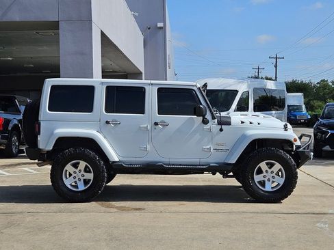 Used 2015 Jeep Wrangler Unlimited Sahara w/ Connectivity Group AWD/4WD image 4
