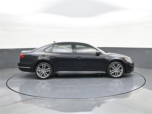 Used 2018 Volkswagen Passat 2.0T image 23