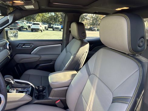 Used 2025 Chevrolet Colorado ZR2 w/ Midnight Edition image 20