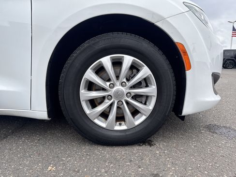 Used 2018 Chrysler Pacifica Touring Plus image 9