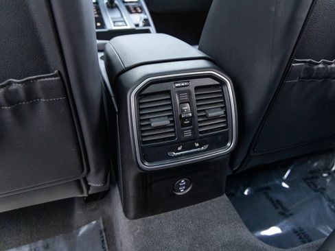 Certified 2025 Porsche Macan image 40