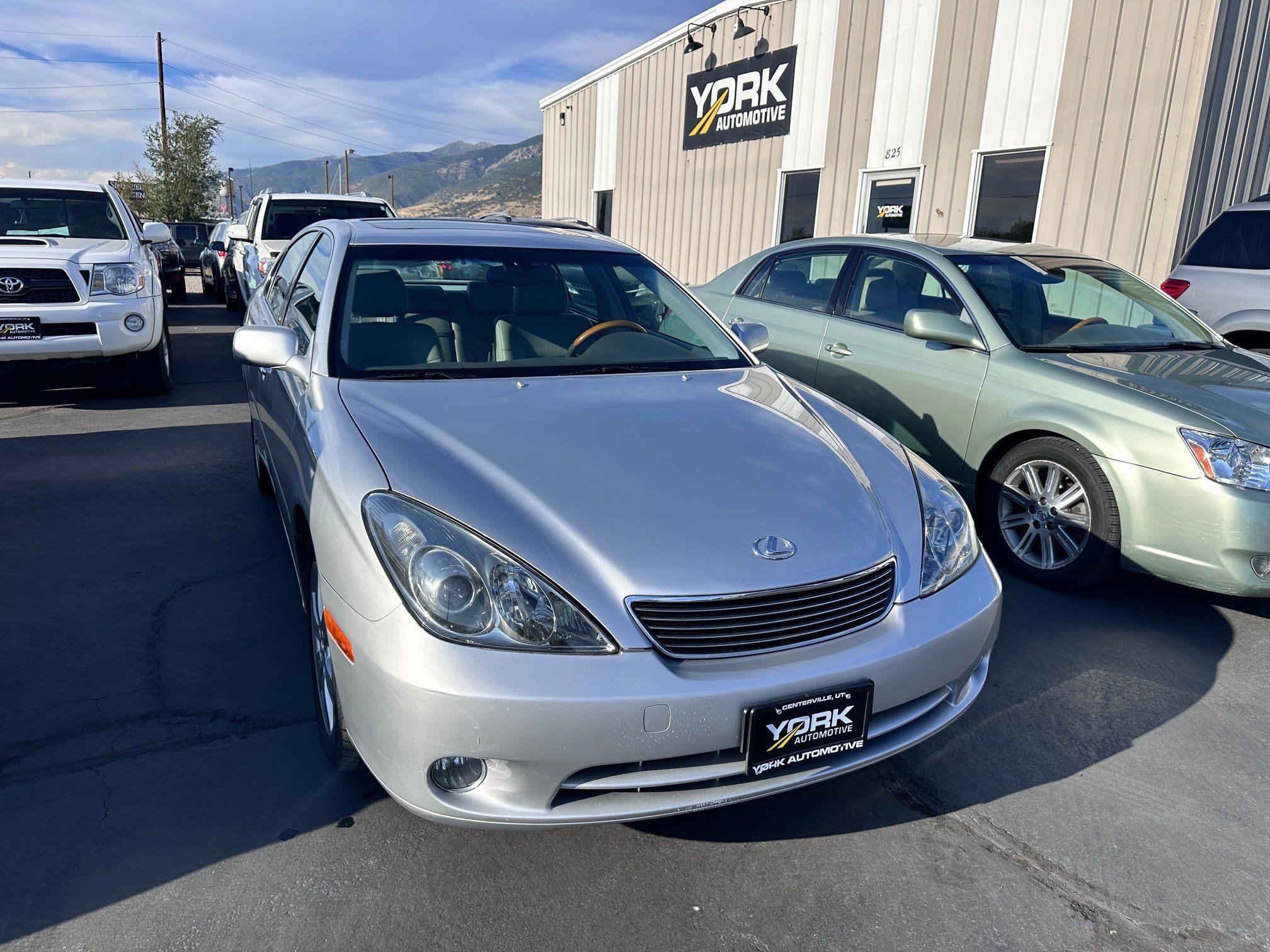 Used 2005 Lexus ES 330 w/ Preferred Accessory Pkg FWD image 1