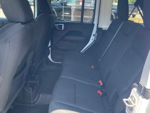 Used 2019 Jeep Wrangler Unlimited Sahara w/ Cold Weather Group AWD/4WD image 8